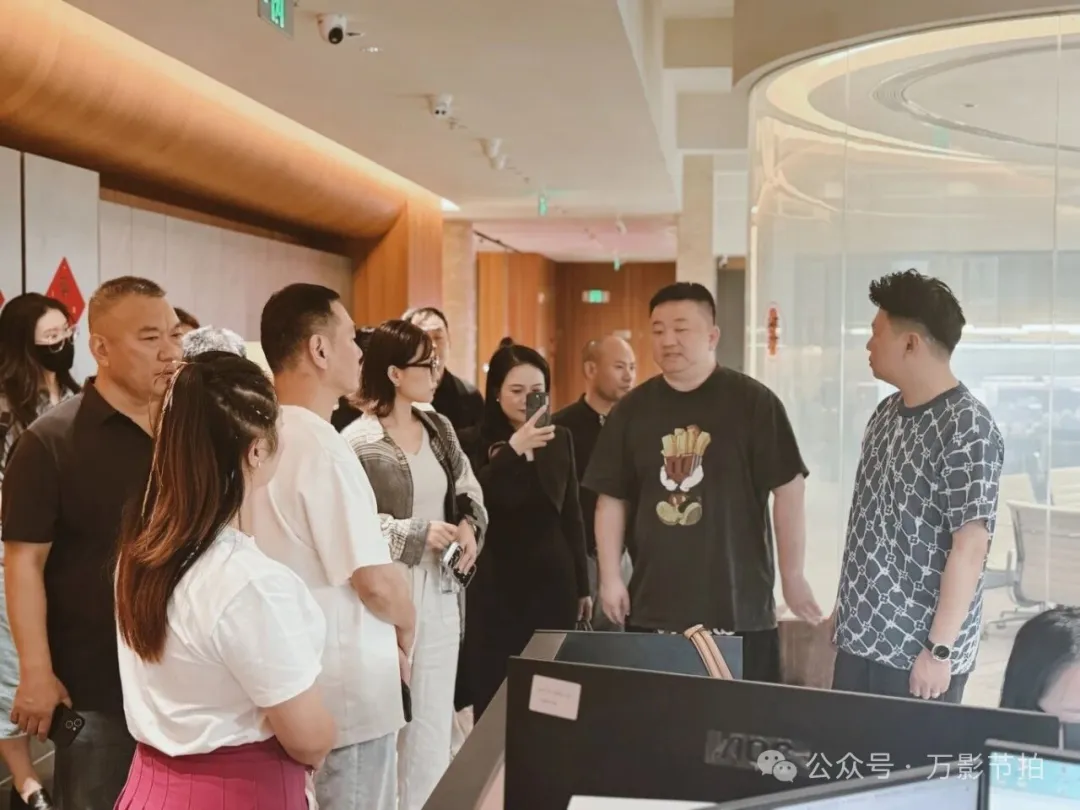 商会来访人员与万影节拍团队在工作区交流