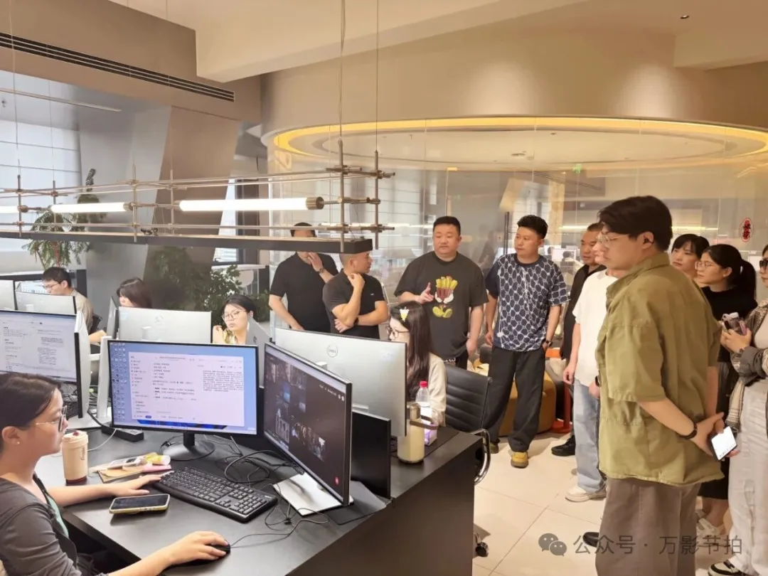 商会来访人员参观万影节拍团队的内容制作工作区